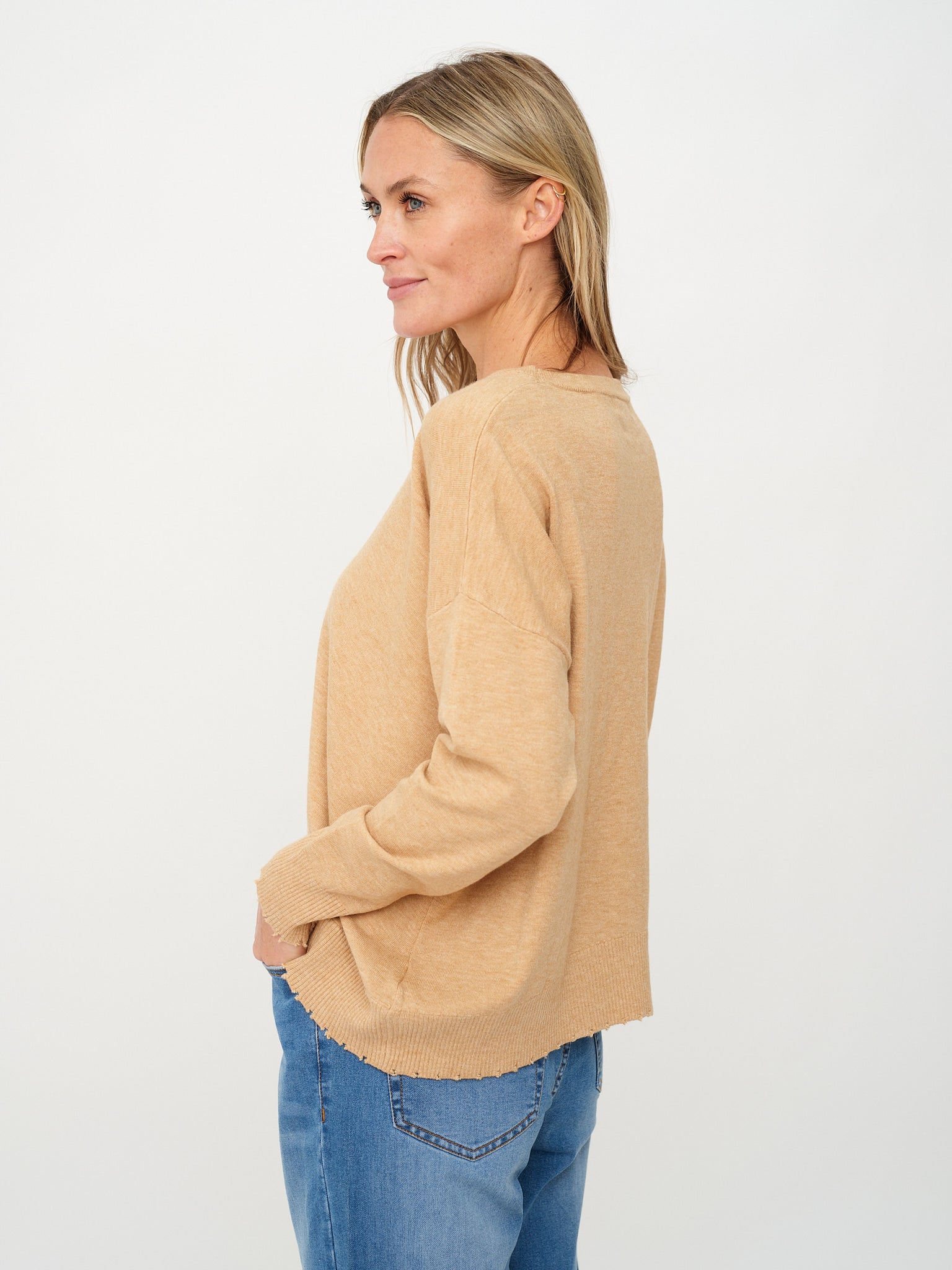 ANGII FRAYED CREW NECK SWEATER